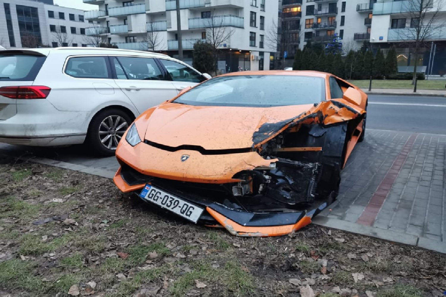 Warszawa. Rozbite lamborghini stoi na Woli. Od rana przechodnie robią mu zdjęcia