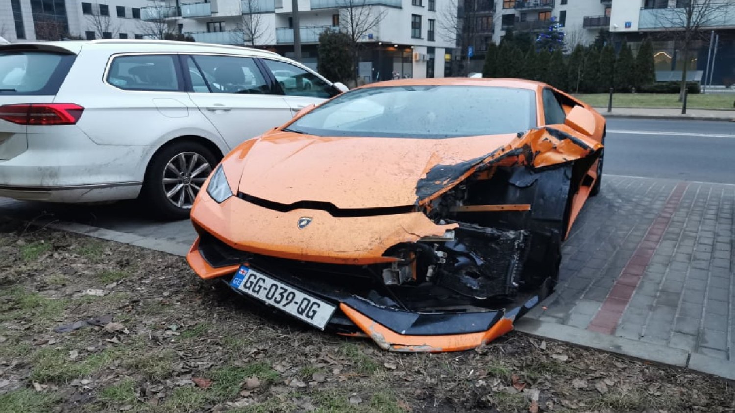 Warszawa. Rozbite lamborghini stoi na Woli. Od rana przechodnie robią mu zdjęcia
