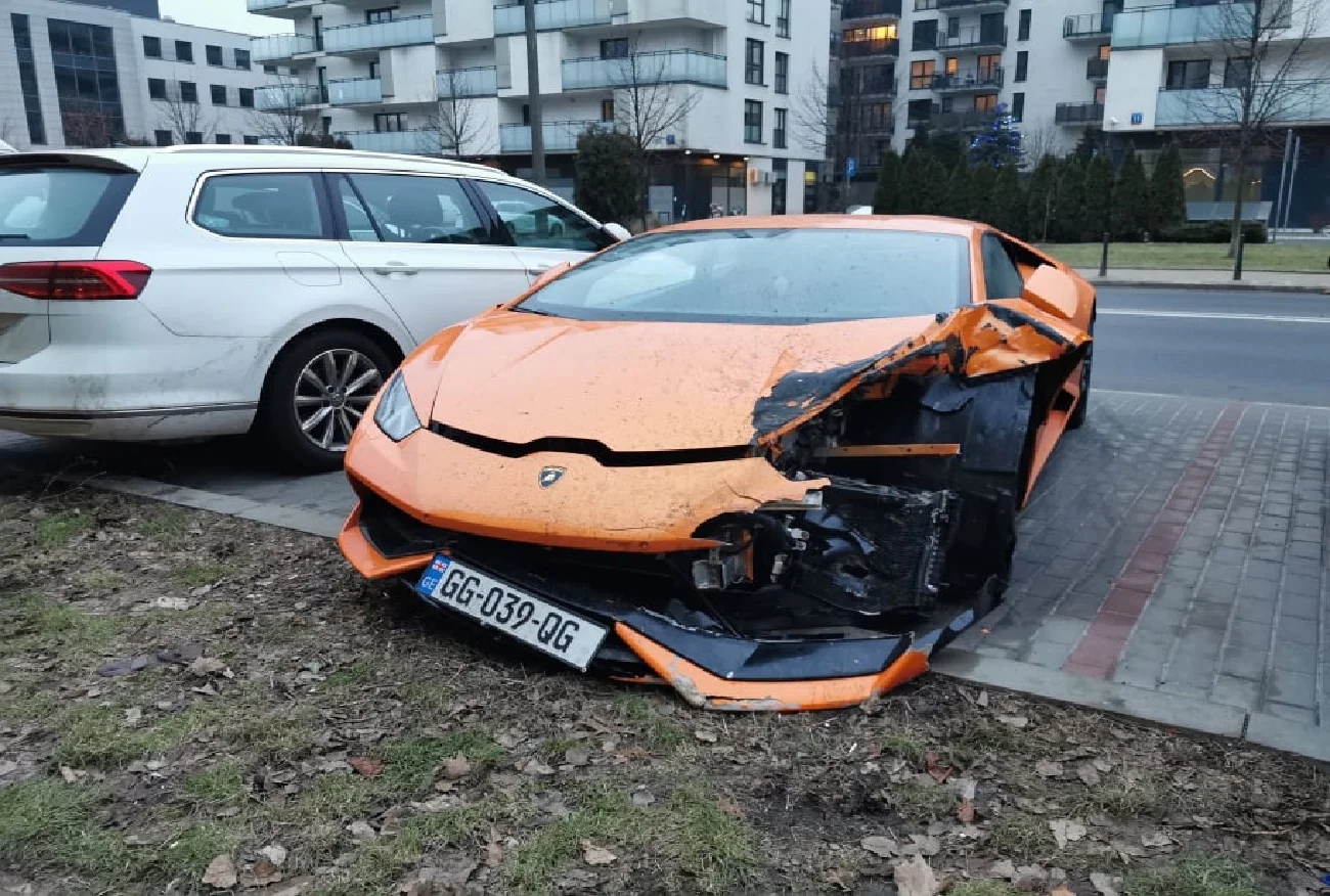 Warszawa. Rozbite lamborghini stoi na Woli. Od rana przechodnie robią mu zdjęcia