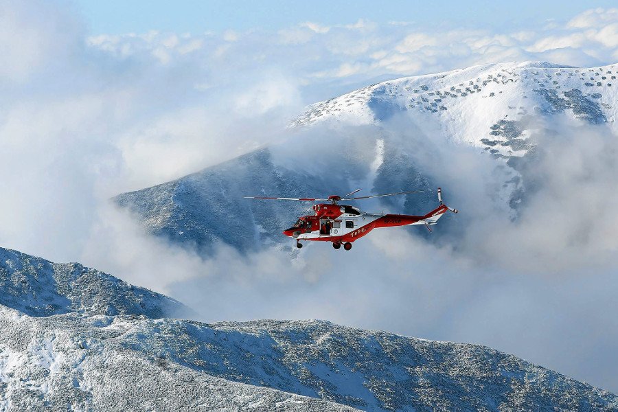 Ratownicy TOPR prowadzą w sobotę rano dwie akcje ratunkowe