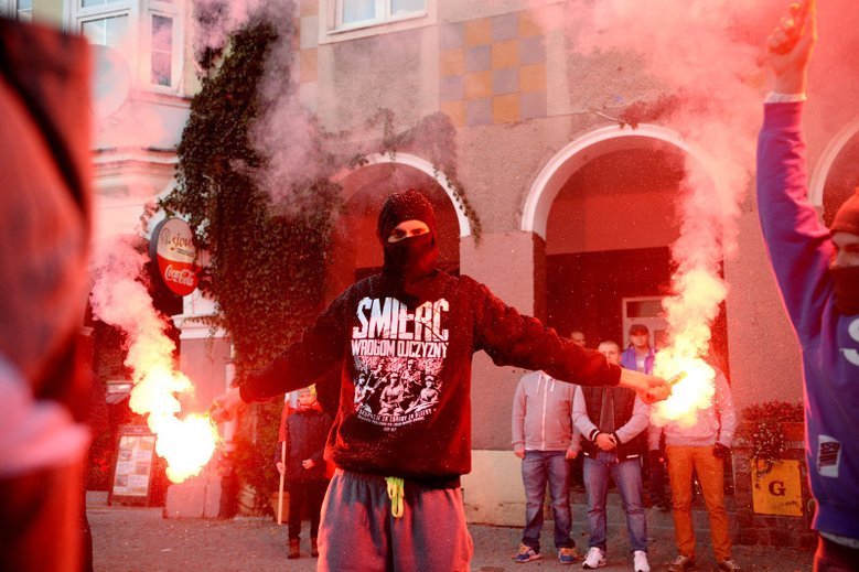 Na zdjęciu – Olsztyn, protest środowisk skrajnie prawicowych przeciwko przyjmowaniu migrantów.