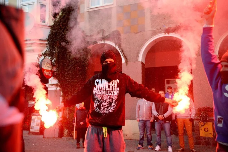 Na zdjęciu – Olsztyn, protest środowisk skrajnie prawicowych przeciwko przyjmowaniu migrantów.