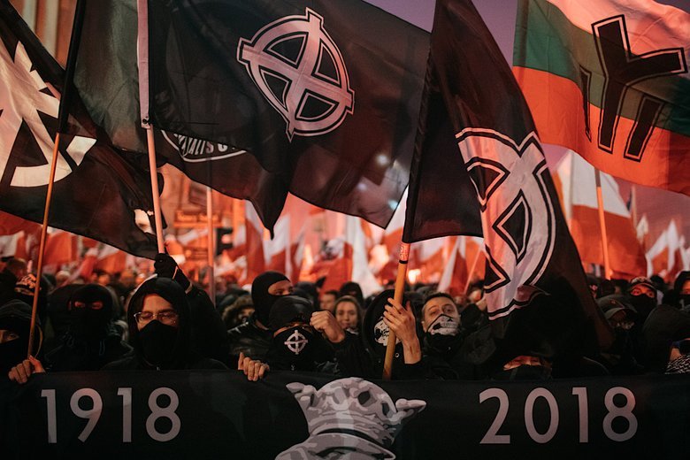 "Telewizja rządowa przedstawiła najbardziej zmanipulowany przekaz tego dnia" – skarży się lider Ruchu Narodowego.