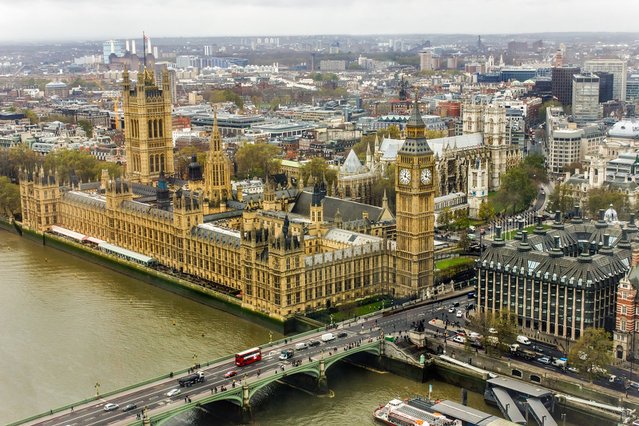 Kolejne badania firm Work Service i NBP pokazują, że Polacy coraz częściej wyjeżdżają za granicę. Główny powód to niskie wynagrodzenie.