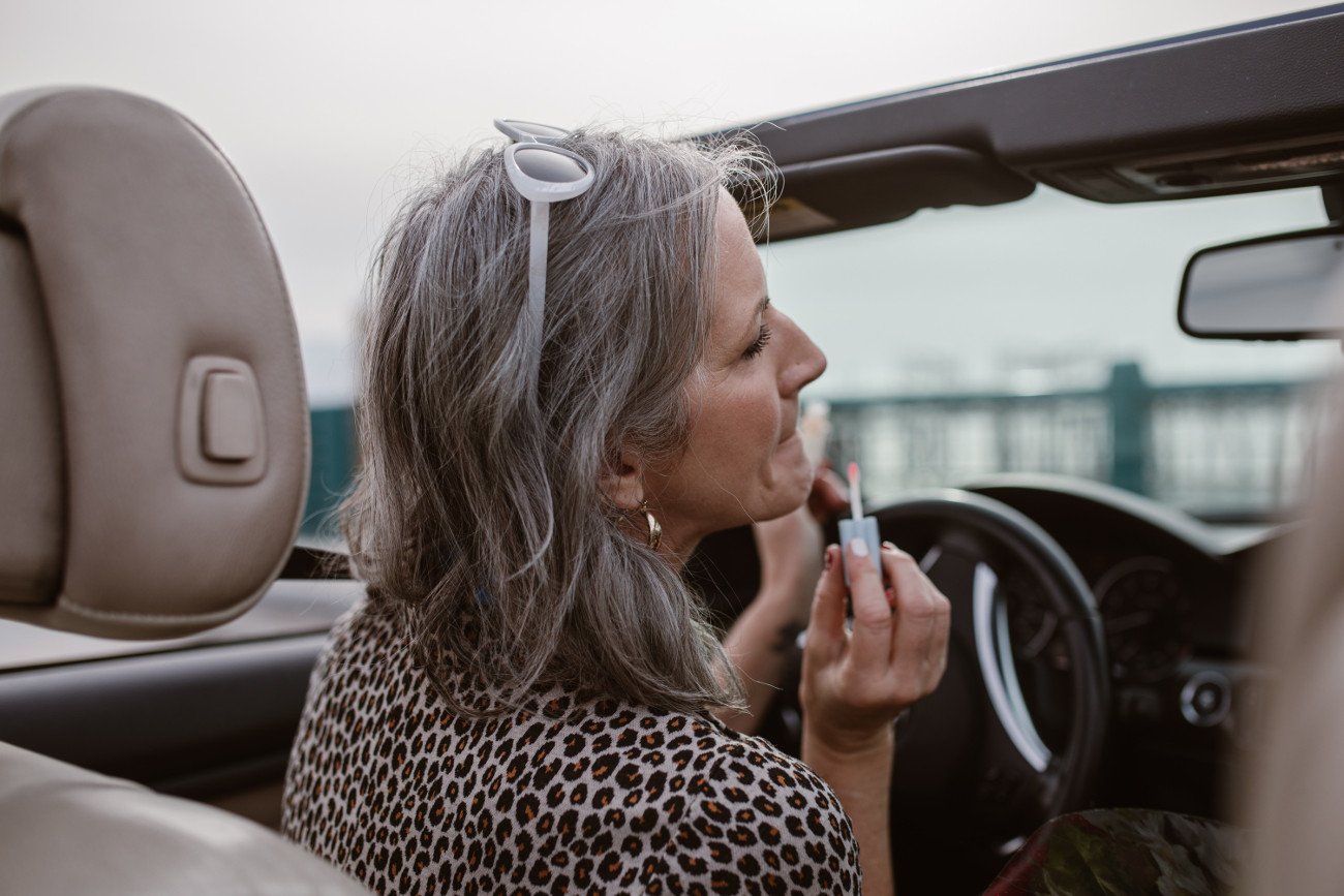 Coraz więcej kobiet nie farbuje swoich naturalnych siwych włosów