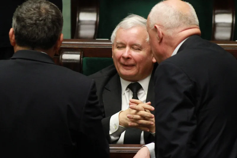 Jarosław Kaczyński wysyła niejednoznaczne sygnały po zwycięstwie Andrzeja Dudy. Nie oznacza, że nowy prezydent nie jest mu na rękę
