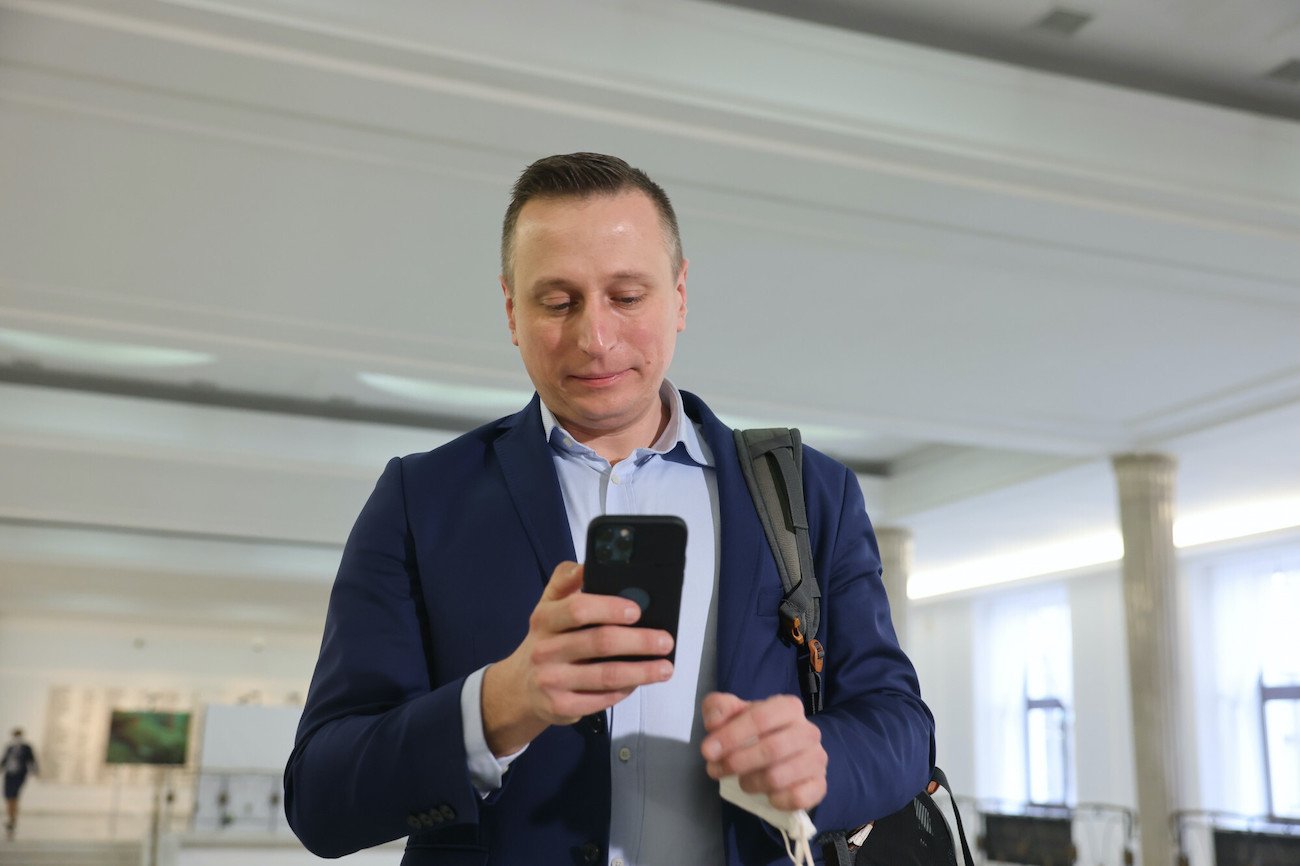 Senator Krzysztof Brejza (KO) jest jedną z trzech znanych ofiar ataku Pegasusem. Teraz mówi, że ktoś z telefonu jego żony zgłaszał fałszywe alarmy bombowe. Dorota Brejza zgłosiła sprawę na policję, senator do ABW.