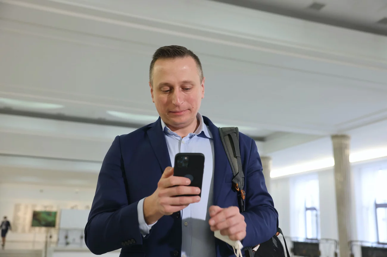 Senator Krzysztof Brejza (KO) jest jedną z trzech znanych ofiar ataku Pegasusem. Teraz mówi, że ktoś z telefonu jego żony zgłaszał fałszywe alarmy bombowe. Dorota Brejza zgłosiła sprawę na policję, senator do ABW.