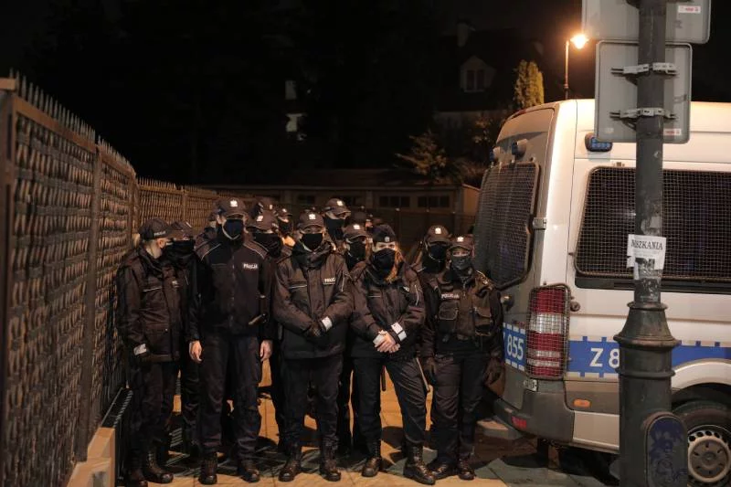 Policja użyła gazu pod domem Jarosława Kaczyńskiego. Wyrok TK ws. zakazu aborcji. Policja użyła gazu niedaleko domu Jarosława Kaczyńskiego.