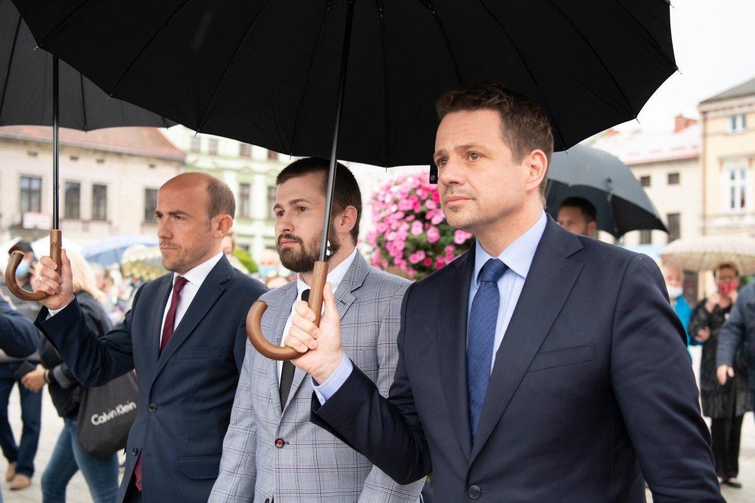 Rafał Trzaskowski odprowadził na rozprawę sądową Sebastiana Kościelnika, który trzy lata temu brał udział w wypadku z udziałem limuzyny Beaty Szydło.