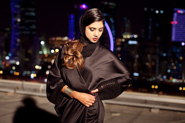 Tak polski projektant widzi nowoczesną arabską kobietę. Sesja zdjęciowa Almotahajiba Signature na dachu katarskiego wieżowca