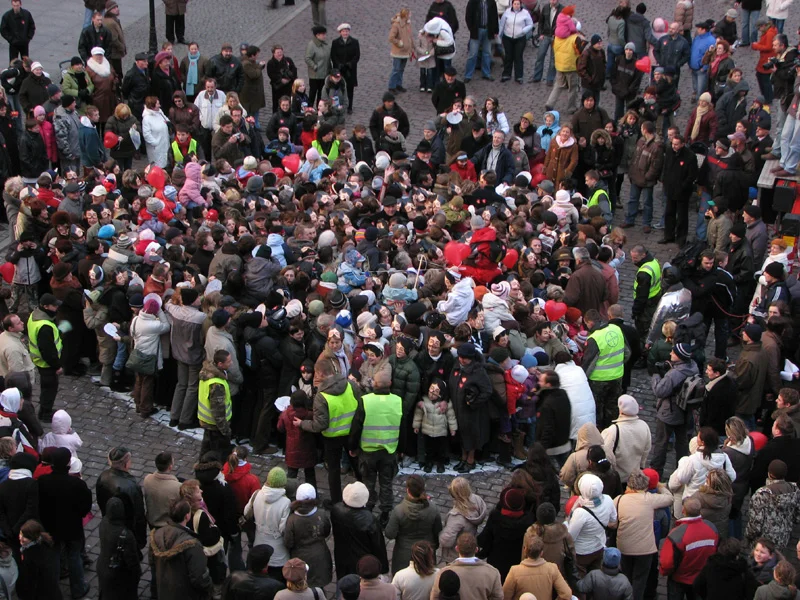 "Wielka Ściskawa", finał WOŚP 2000; 
Rynek Staromiejski w Toruniu