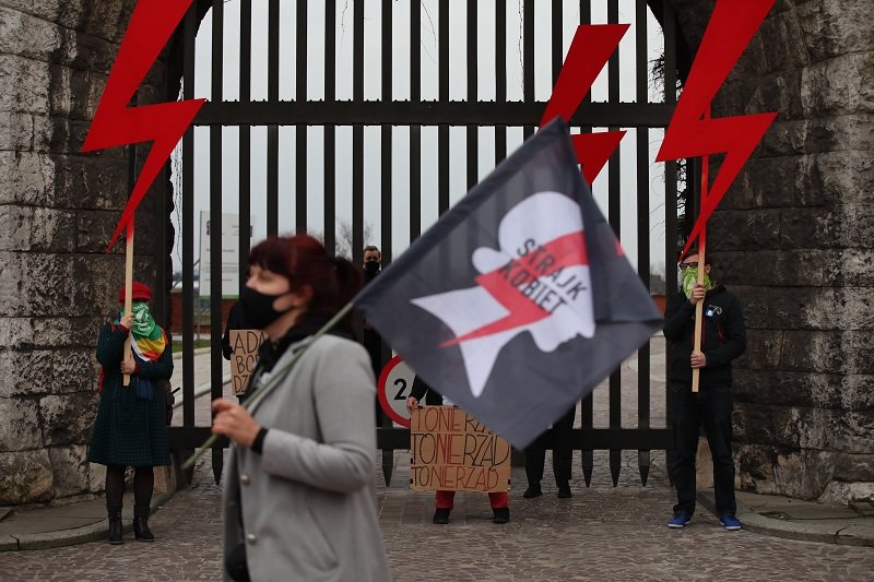 Przed Wawelem odbył się protest uderzający w PiS.