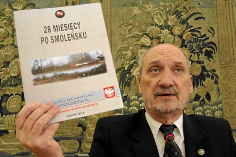 Poseł Antoni Macierewicz podczas prezentacji raportu na temat katastrofy smoleńskiej