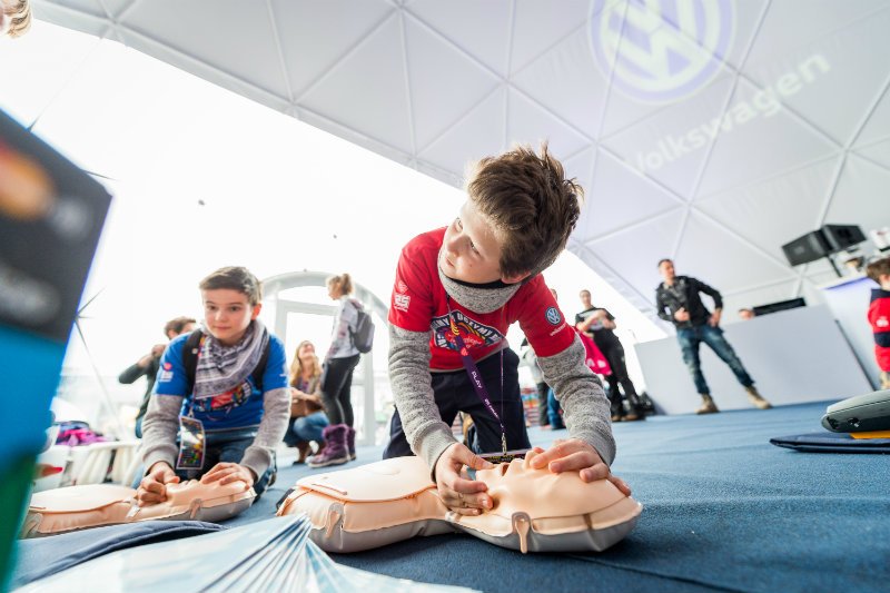 Umiejętność udzielania pierwszej pomocy to supermoc, której nie posiada wielu dorosłych