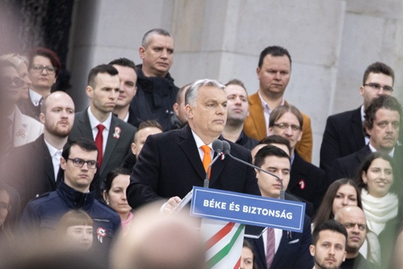 Premier Viktor Orbán skrytykował opozycję za obecność lidera PO Donalda Tuska