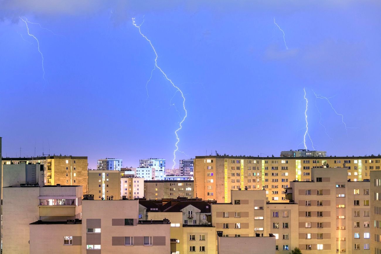 Nad Polskę nadciągają burze i silne opady deszczu