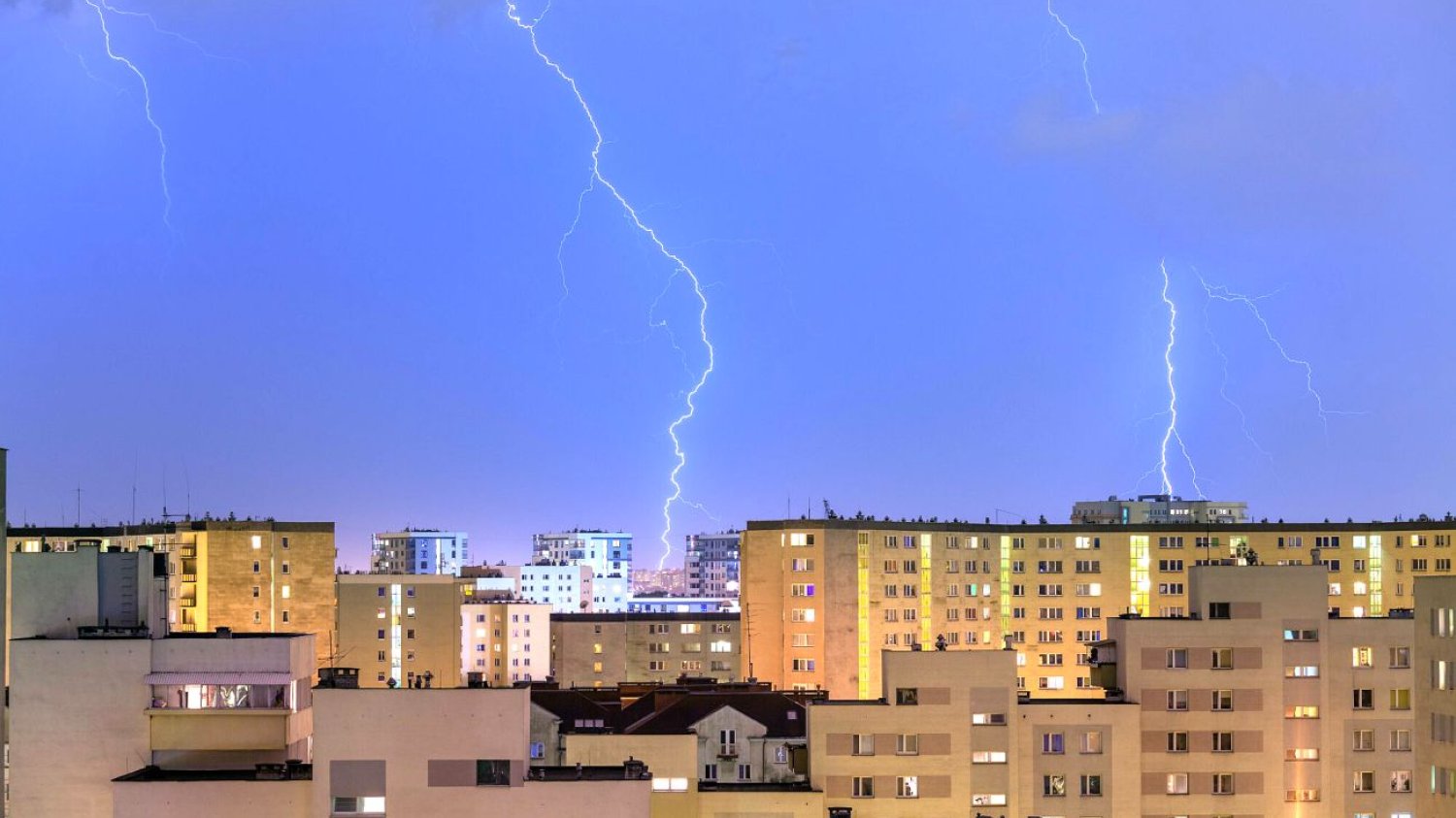 Nad Polskę nadciągają burze i silne opady deszczu