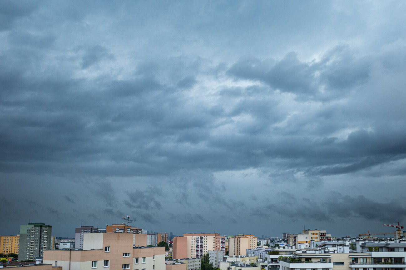 fot: Arkadiusz Ziolek/ East News. Warszawa. n/z Chmura deszczowa nad osiedlem mieszkaniowym.