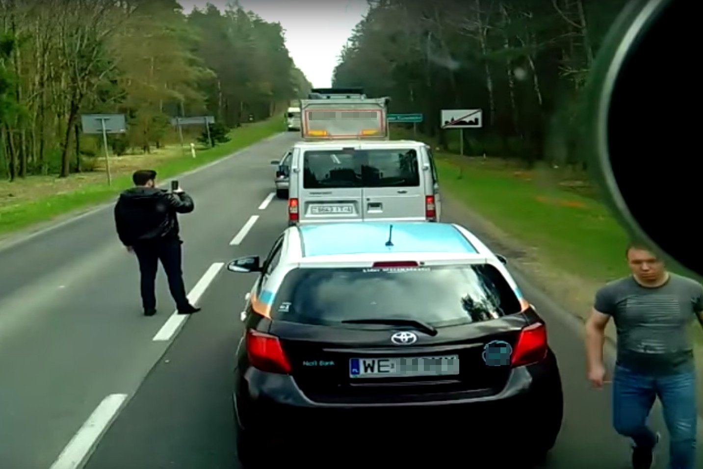 Film z kierowcą ciężarówki dającym lekcję osobom wyrzucającym śmieci podbija sieć.