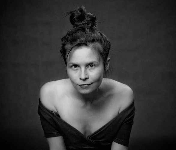 Magdalena jest aktorką i wokalistką, a także blogerką naszego serwisu.