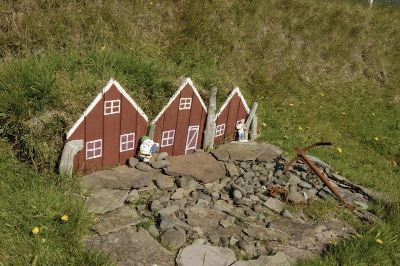 Elfy prowadzą spokojne życie.