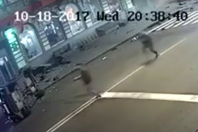 Samochód po prostu staranował grupę przechodniów na ulicy.