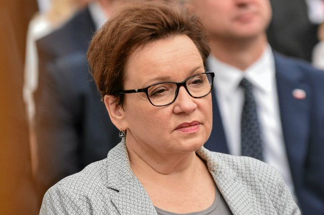 Anna Zalewska musi ujawnić nazwiska autorów podstaw programowych, orzekł Wojewódzki Sąd Administracyjny.