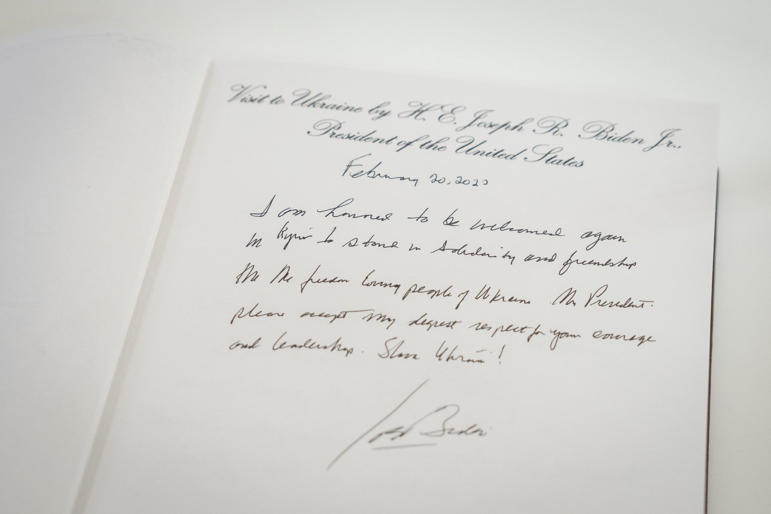 Wpis Bidena w księdze pamiątkowej w rezydencji prezydenta Ukrainy.