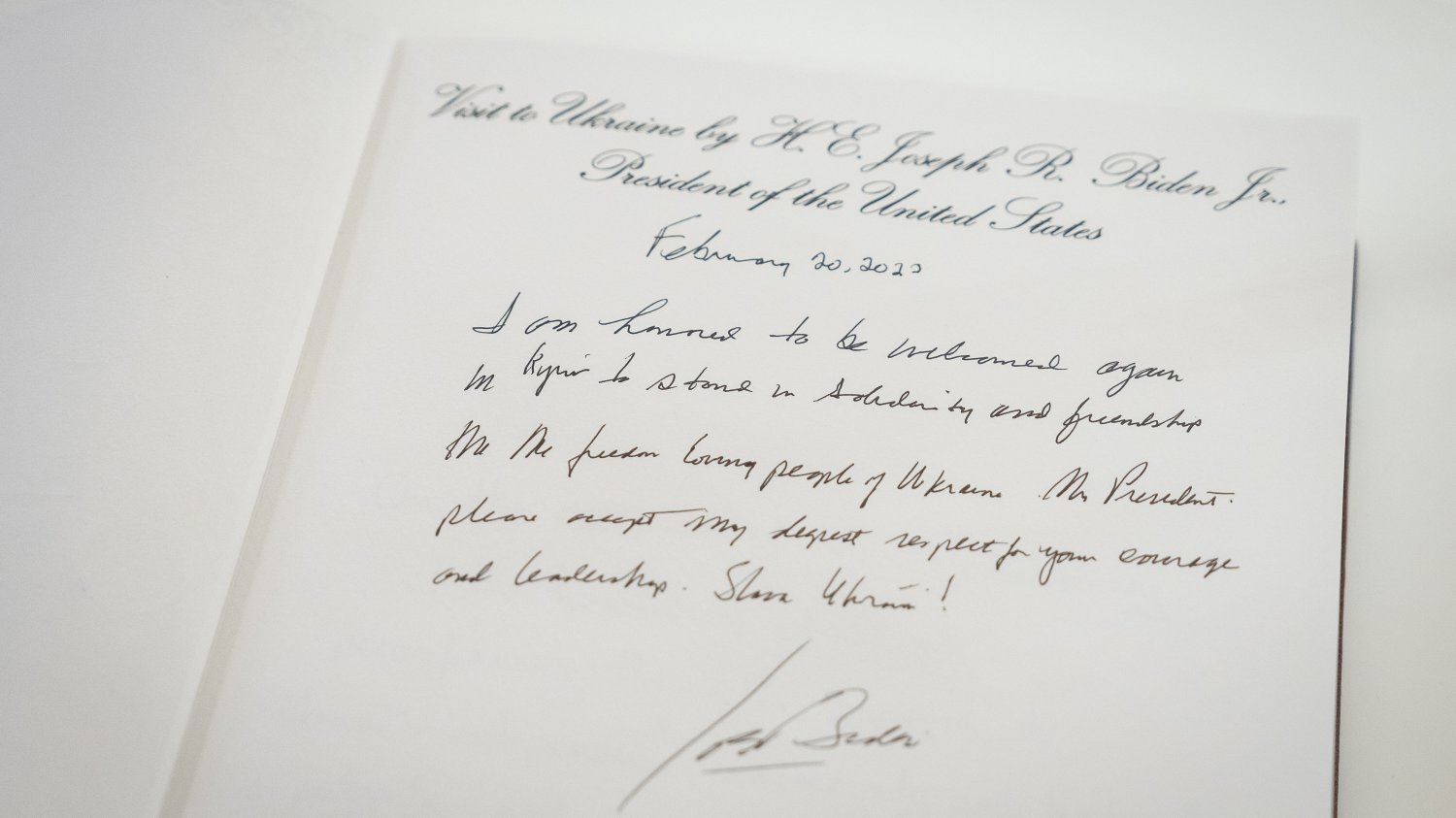 Wpis Bidena w księdze pamiątkowej w rezydencji prezydenta Ukrainy.