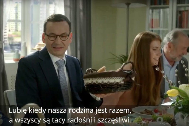 Z niewiadomych powodów spot wyborczy PiS ktoś nazwał życzeniami świątecznymi premiera Mateusza Morawieckiego.