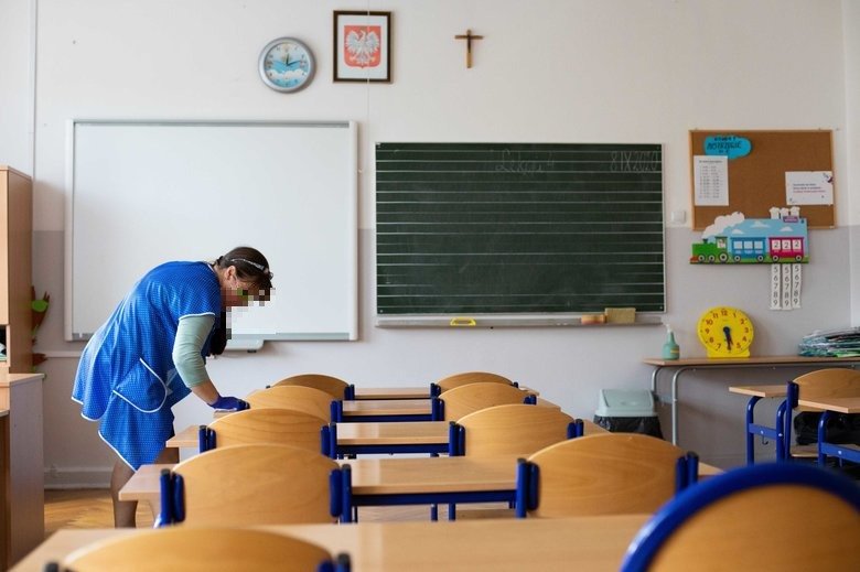 Zmarło kolejnych dwóch nauczycieli zakażonych koronawirusem.