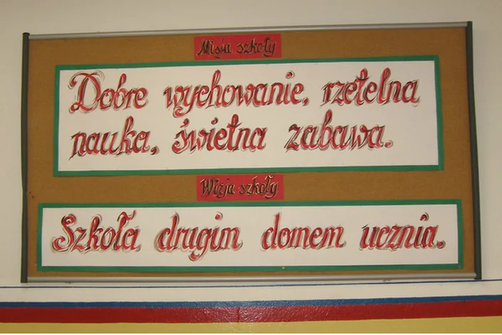 Napis w szkole w Krasnobrodzie