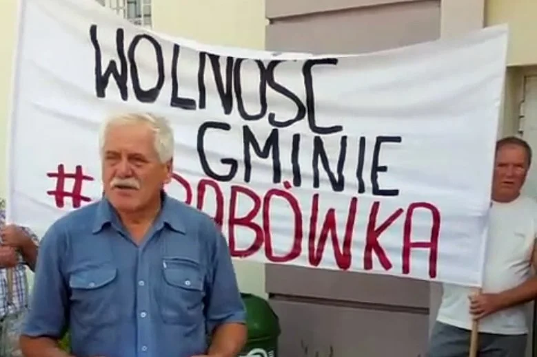 Sołtys Grabówki Tadeusz Karpowicz żąda 3 mln złotych zadośćuczynienia od Prawa i Sprawiedliwości.