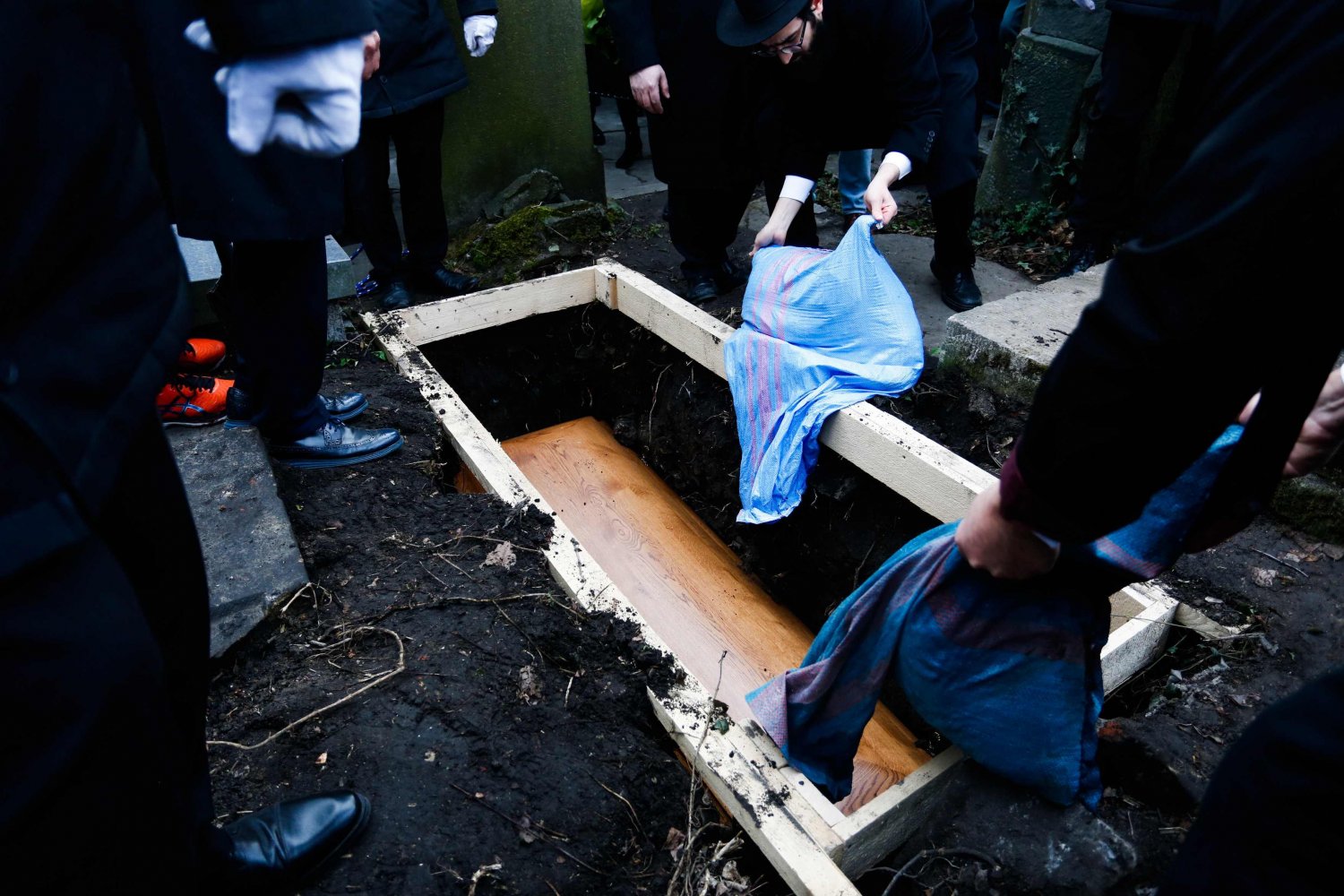 Dwa kościoły w Kraśniku odmówiły wniesienia trumny na mszę, gdyż zmarły był zakażony koronawirusem.