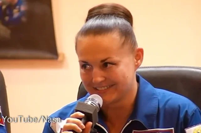 Yelena nie skupia się na swojej fryzurze w Kosmosie.