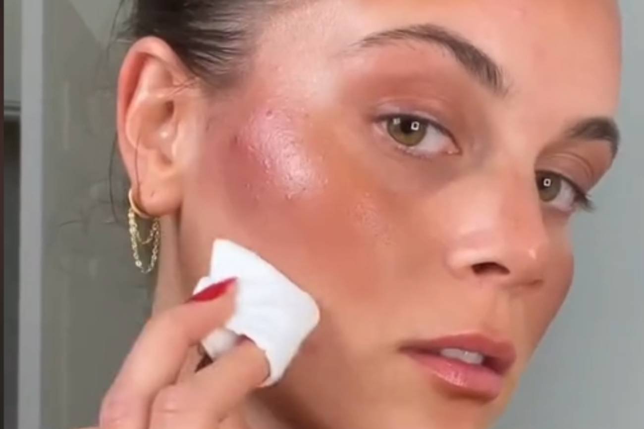 Tantouring to konturowanie twarzy przy użyciu samoopalacza. Tiktokowy trend