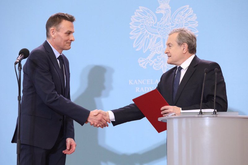 Wicepremier i minister kultury Piotr Gliński wręcza Wojciechowi Kaczmarczykowi nominację na dyrektora Narodowego Instytutu Wolności
