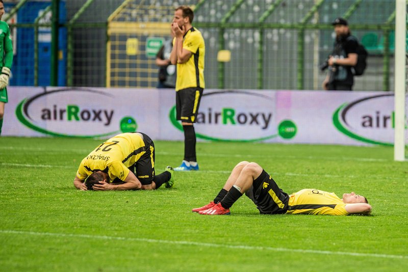 Załamani piłkarze GKS-u Katowice po meczu z Bytovią Bytów.