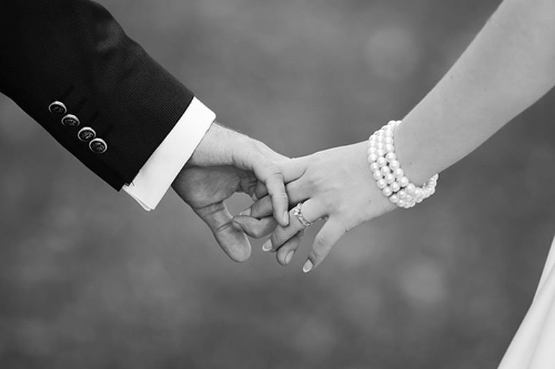 Fotografia ślubna to dziś nie tylko zdjęcia z kościoła i wesela, ale często także kadry z nocy poślubnej.