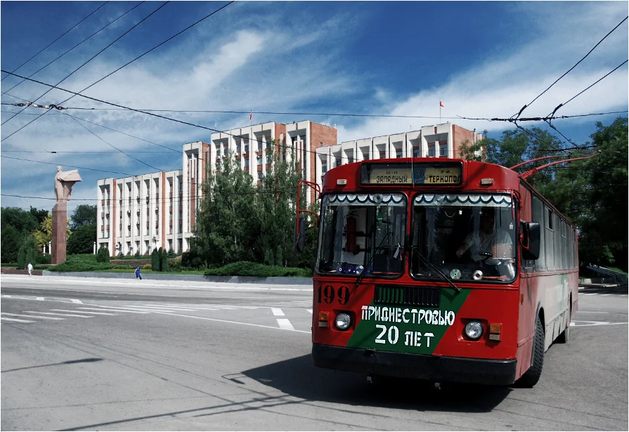Tyraspol, stolica republiki – trolejbus pomalowany w barwy państwowe orz napis „Naddniestrze ma 20 lat” zawraca na placu przed pałacem prezydenckim. W tle widoczny pomnik Lenina