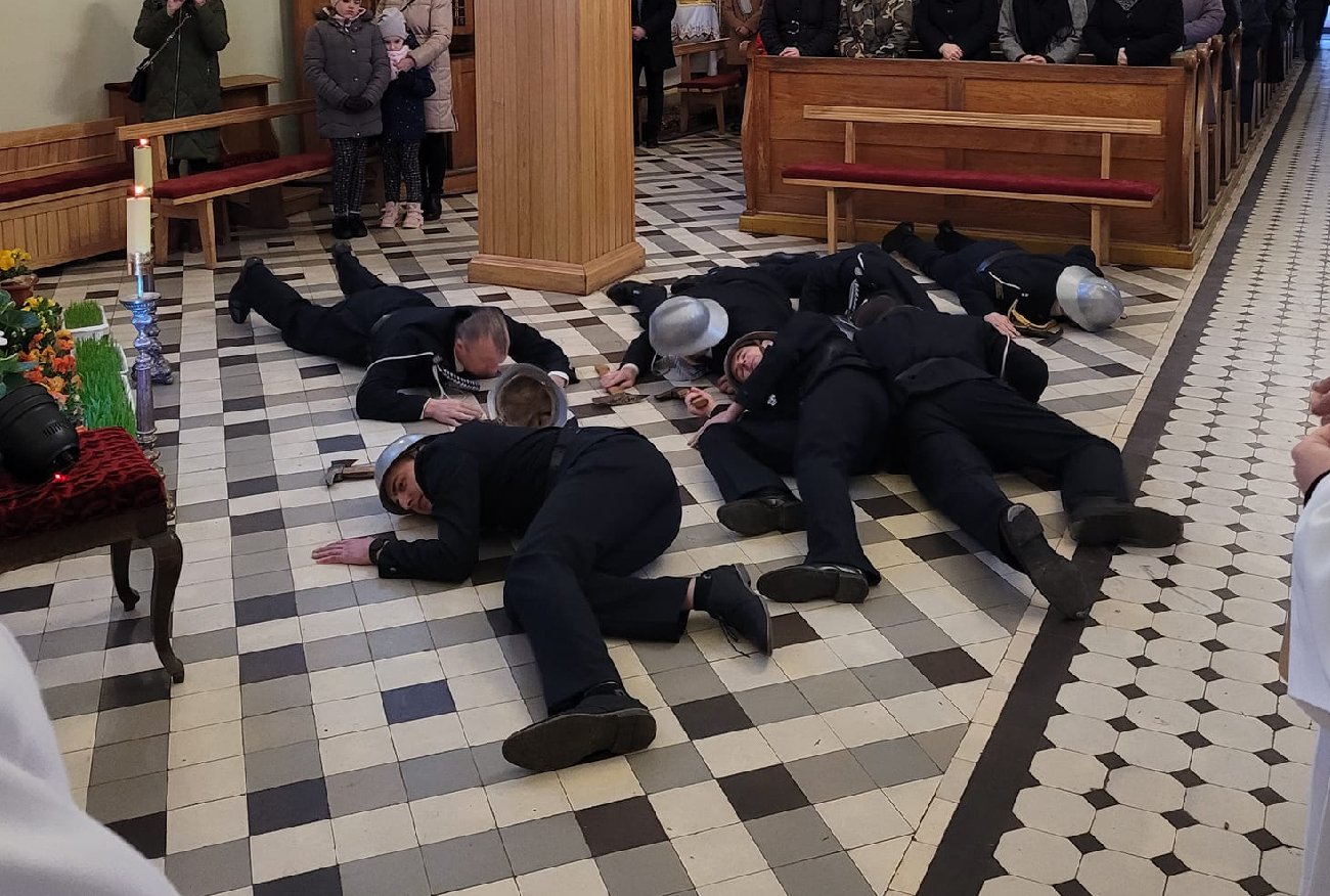 Nagranie z mszy w Tyszowcach. Strażacy padli na ziemię i uciekli z kościoła.