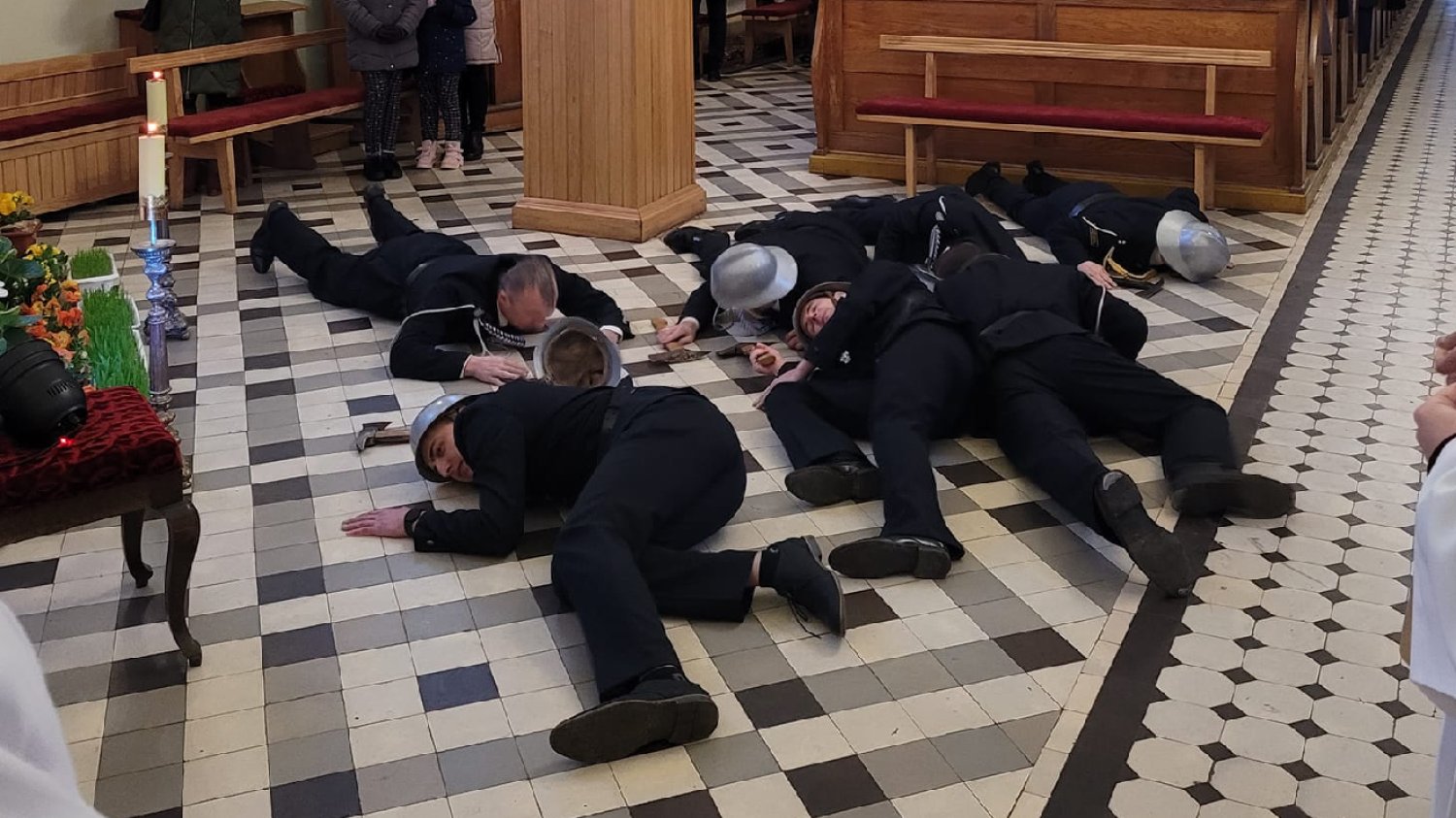 Nagranie z mszy w Tyszowcach. Strażacy padli na ziemię i uciekli z kościoła.