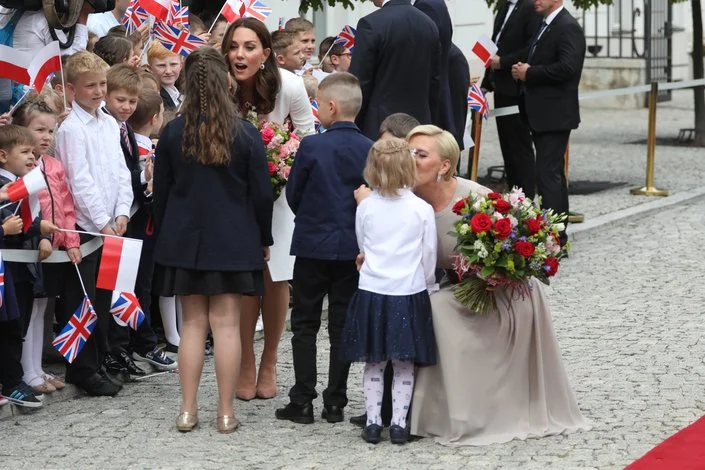 "Brytyjski MSZ wysyłając do Polski naszych fotogenicznych Kate i Williama razem z ich przemiłymi dzieciakami, przyczynił się do ocieplenia wizerunku tamtejszego przerażającego rządu" – pisze "Guardian".