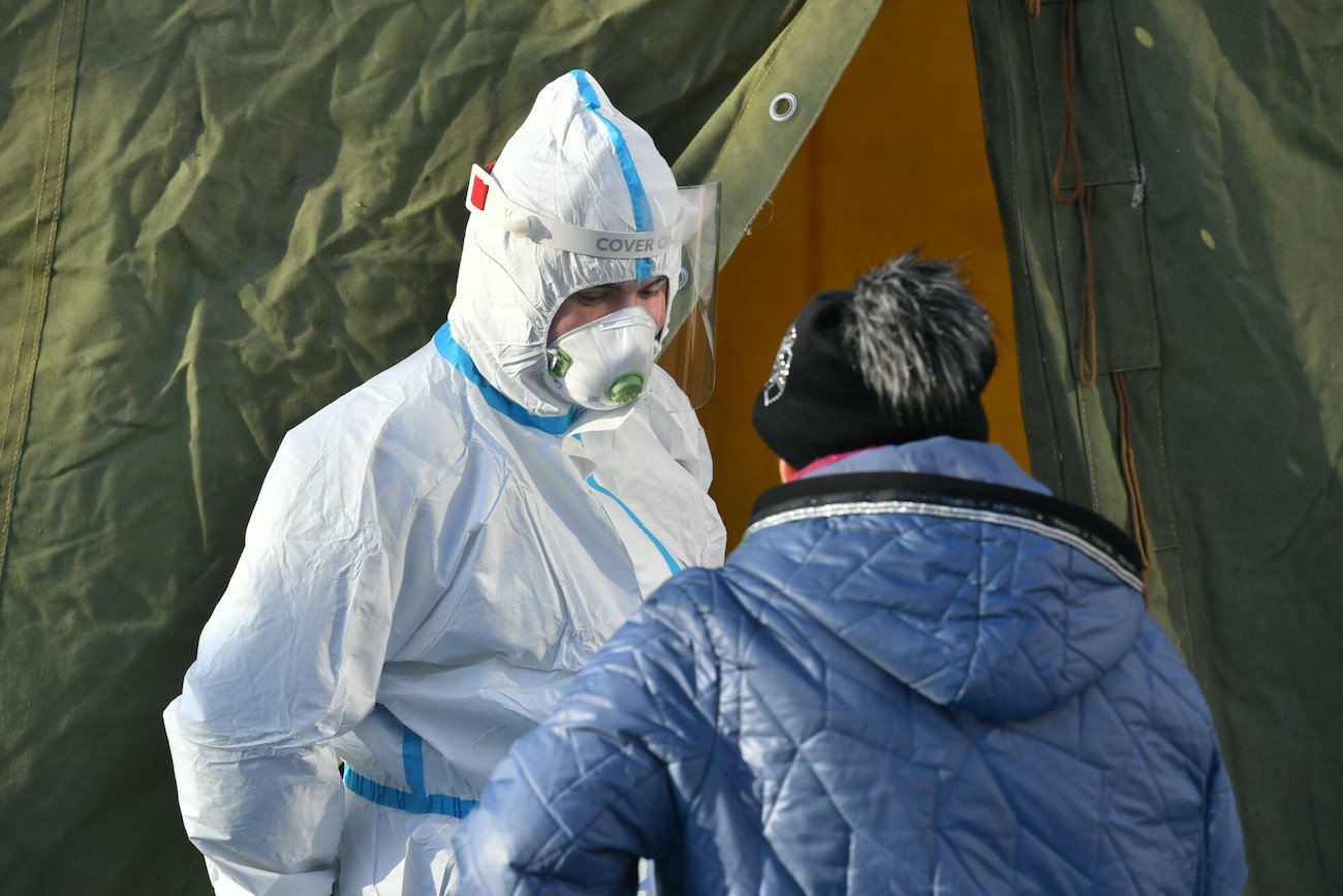 Duży wzrost liczby zakażeń po weekendzie.