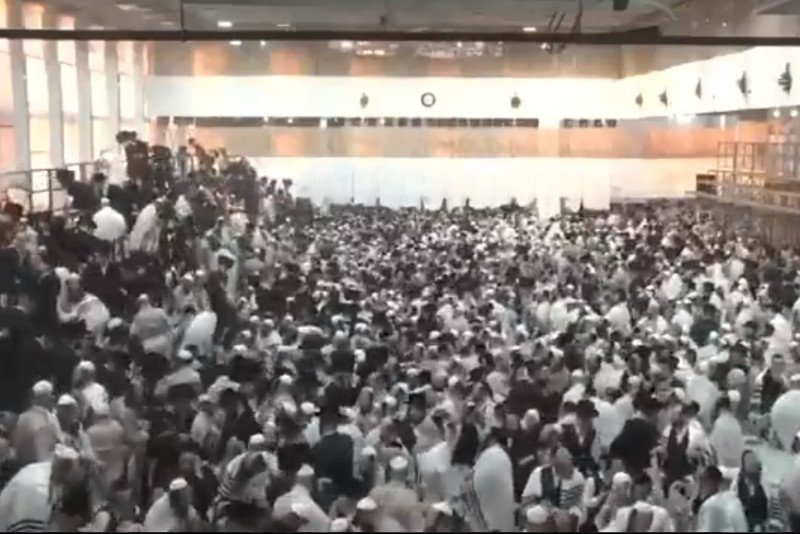 W czasie katastrofy w synagodze przebywało około 650 osób,