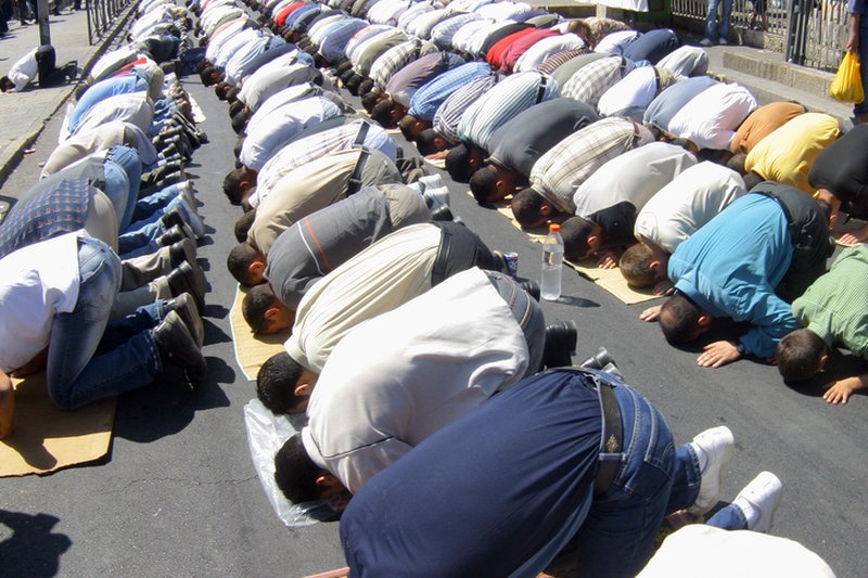 Zamach terrorystyczny na redakcję, która opublikowała karykatury Mahometa, może mieć konsekwencje dla sytuacji muzułmanów w Europie