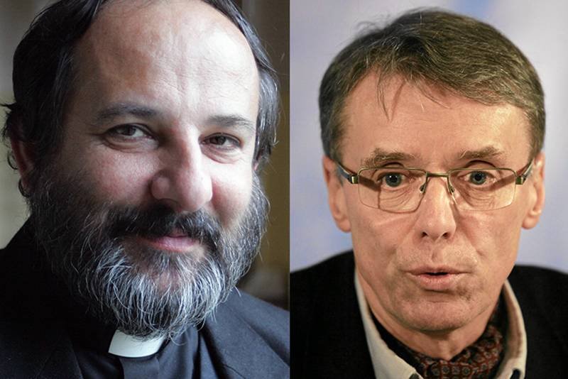 Ksiądz Tadeusz Isakowicz-Zaleski i Henryk Woźniakowski, prezes wydawnictwa Znak