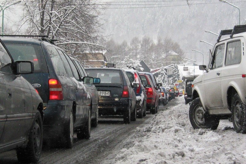 Burmistrz Szczyrku ogłosił stan zagrożenia klęską żywiołową. Korki zimą to jednak tu żadna nowość.
