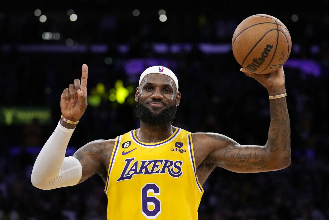 LeBron James przekroczył barierę 38 387 punktów, zostając najlepszym strzelcem w historii NBA.